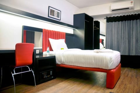 1 bedroom, premium bedding, in-room safe, desk