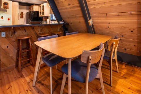 Dining table seats 4 and breakfast bar seats 3 more - Dining table seats 4 and breakfast bar seats 3 more