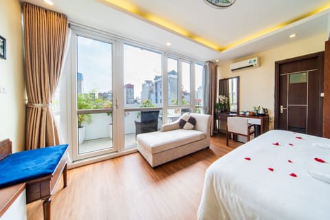 Junior Suite, 1 Bedroom, City View | 1 bedroom, minibar, in-room safe, desk