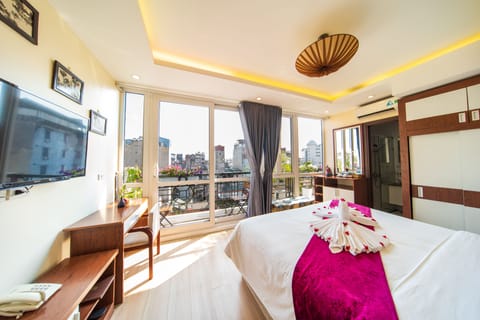 Junior Suite, 1 Bedroom, City View | 1 bedroom, minibar, in-room safe, desk