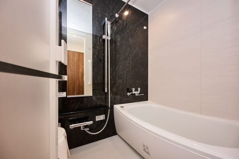 Design Apartment | Bathroom | Combined shower/tub, free toiletries, towels, soap