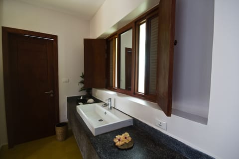 Room, Lake View | Bathroom sink