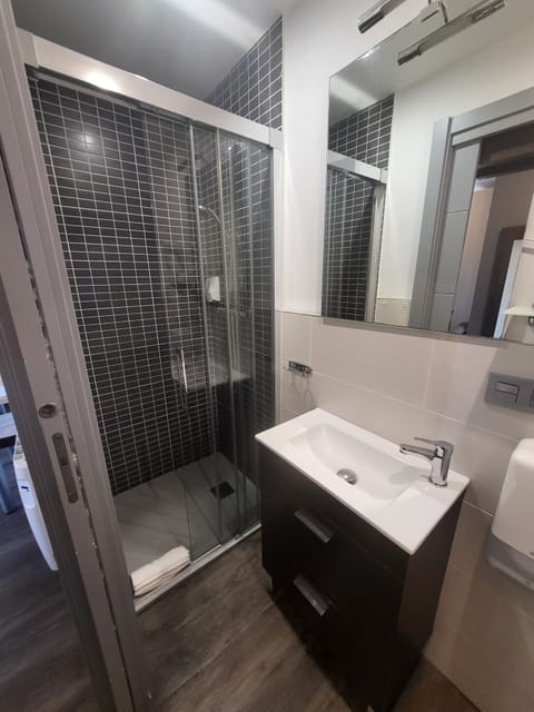 Chambre Double Supérieure Vue Mer | Bathroom | Shower, hair dryer, towels, soap