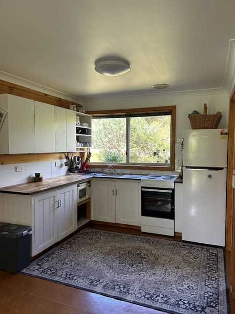 Comfort Cabin, 2 Bedrooms, Non Smoking | Private kitchen | Full-size fridge, microwave, oven, stovetop