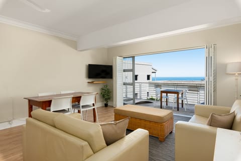 Apartment | Living area | 32-inch flat-screen TV with satellite channels, Netflix