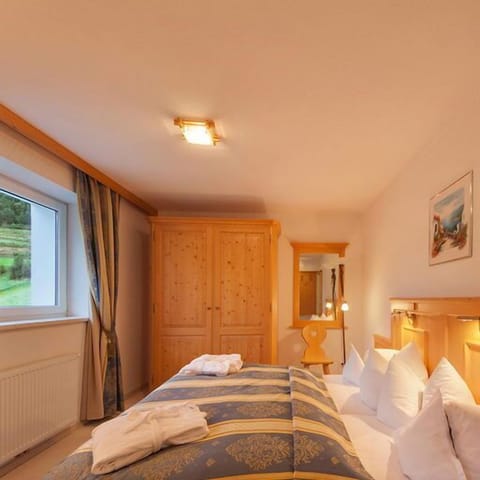 Standard Double Room, Balcony (Mutzkopf) | Minibar, in-room safe, desk, laptop workspace