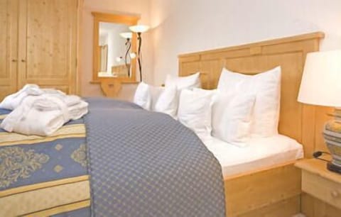 Standard Double Room, Balcony (Mutzkopf) | Minibar, in-room safe, desk, laptop workspace