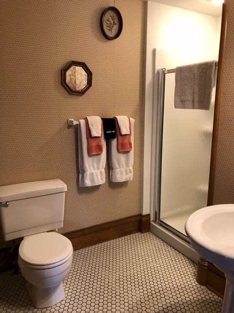 Classic Room, Multiple Beds, Private Bathroom (Selwin B. Peabody Room) | Bathroom | Free toiletries, towels