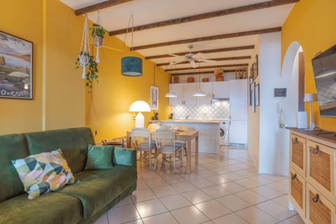 Family Apartment, 2 Bedrooms (Brentano Giardino) | Living room | 21-inch flat-screen TV with cable channels, TV