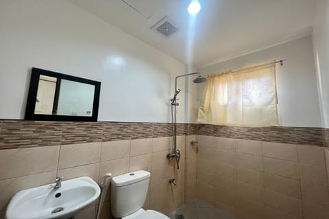 Deluxe Room | Bathroom | Shower, rainfall showerhead, towels