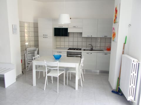 Basic Condo | Private kitchen | Full-size fridge, oven, stovetop, cookware/dishes/utensils