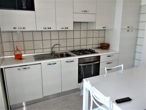 Basic Condo | Private kitchen | Full-size fridge, oven, stovetop, cookware/dishes/utensils