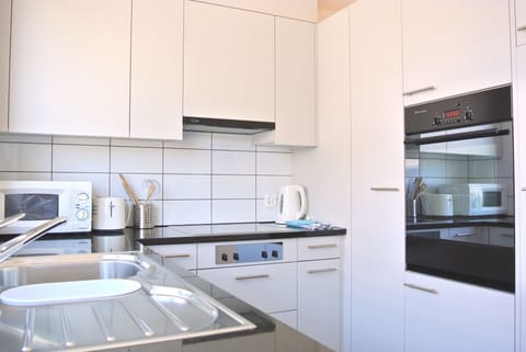 City Apartment | Private kitchen | Fridge, microwave, oven, stovetop