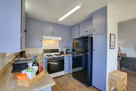 Apartment (2 Bedrooms) | Private kitchen | Microwave, oven, stovetop, coffee/tea maker