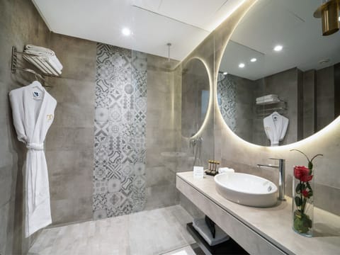 Suite Deluxe Grand Lit - Queen Size | Bathroom | Shower, rainfall showerhead, designer toiletries, hair dryer