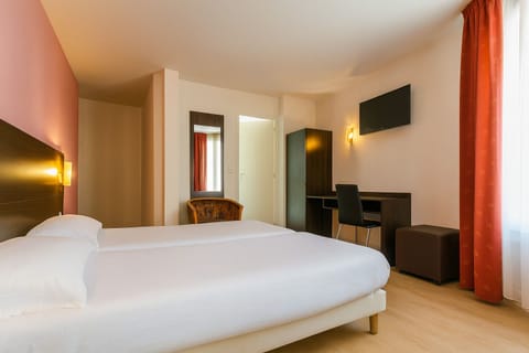 Twin Room | Desk, blackout drapes, soundproofing, iron/ironing board