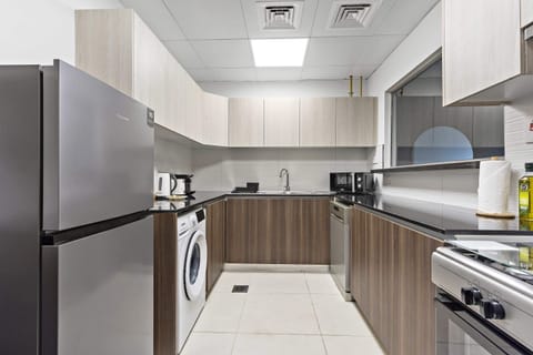 Royal Apartment | Private kitchen | Full-size fridge, microwave, oven, stovetop