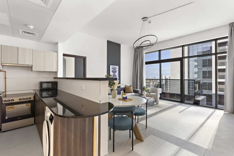 Elite Apartment | Private kitchen | Full-size fridge, microwave, oven, stovetop