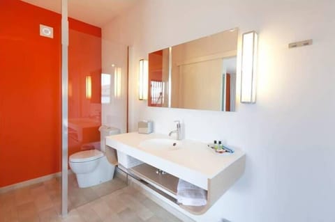 Deluxe Double Room | Bathroom | Shower, rainfall showerhead, free toiletries, hair dryer