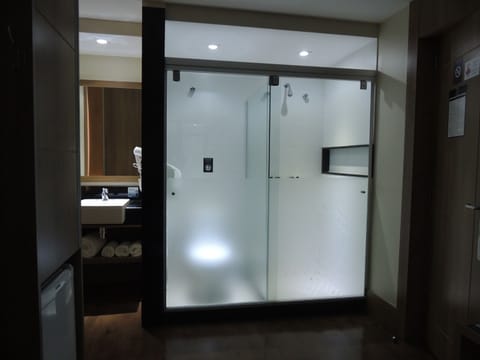 Superior Twin Room | Bathroom | Rainfall showerhead, towels, soap, toilet paper