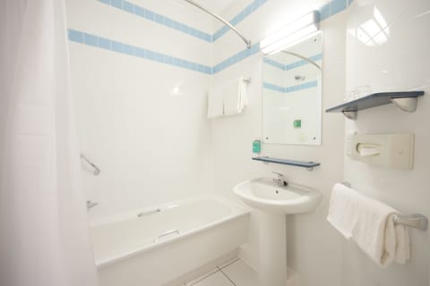 Combined shower/tub, free toiletries, hair dryer, towels