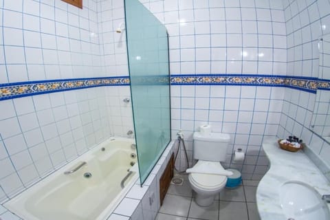 Studio | Bathroom | Combined shower/tub, deep soaking tub, free toiletries, hair dryer