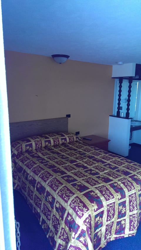 Standard Single Room (Full Bed) | Desk, laptop workspace, free WiFi, bed sheets