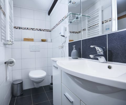 Standard Double Room | Bathroom | Free toiletries