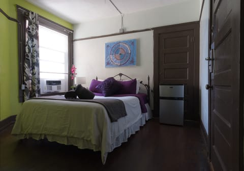 Deluxe Single Room, 1 Queen Bed | Iron/ironing board, free WiFi, bed sheets