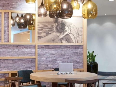 Breakfast and dinner served