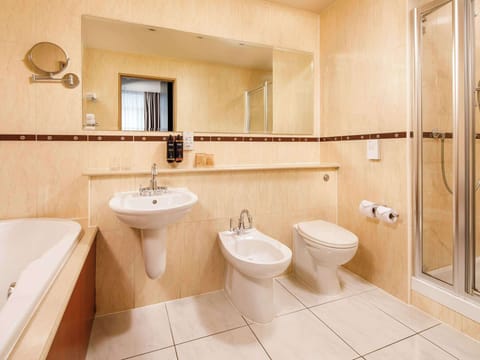 Deluxe Suite, 1 Double Bed | Bathroom | Separate tub and shower, deep soaking tub, eco-friendly toiletries