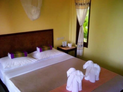 Bungalow with Fan | Free WiFi, bed sheets