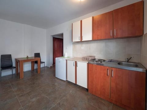 Economy Double Room | Private kitchen | Mini-fridge, stovetop, electric kettle, cookware/dishes/utensils