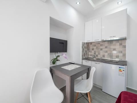 Standard Studio | Private kitchen | Mini-fridge, stovetop, electric kettle, cookware/dishes/utensils