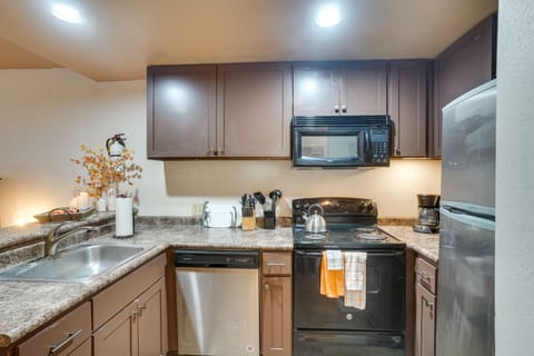 Apartment (0 Bedroom) | Private kitchen | Microwave, oven, stovetop, dishwasher