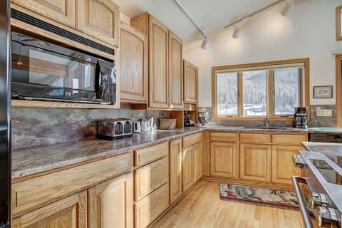 Premium House | Private kitchen | Full-size fridge, microwave, oven, stovetop