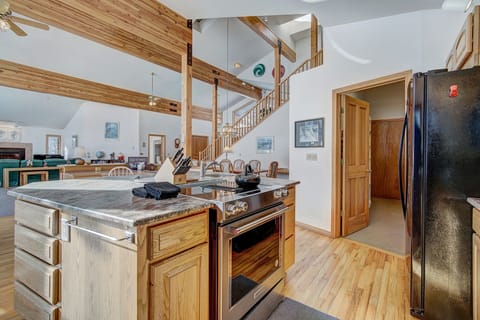 Premium House | Private kitchen | Full-size fridge, microwave, oven, stovetop