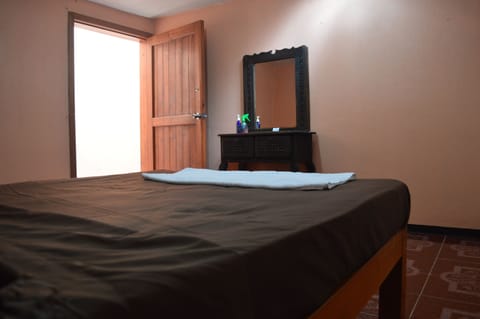 Classic Room | Laptop workspace, free WiFi, bed sheets