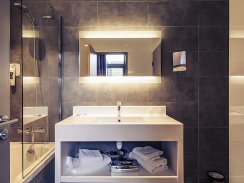 Classic Twin Room, 2 Twin Beds | Minibar, in-room safe, desk, soundproofing