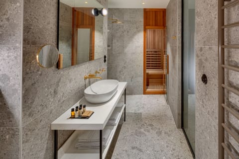 Royal Apartment | Bathroom | Shower, designer toiletries, hair dryer, bidet