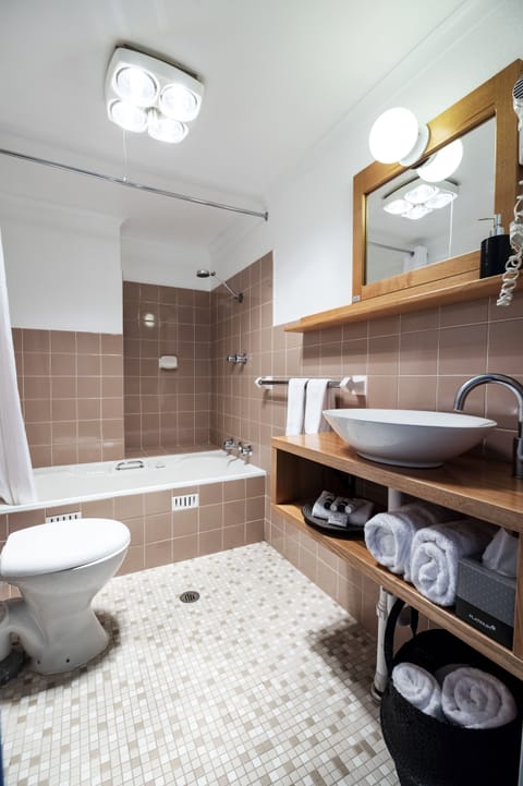 Deluxe Suite | Bathroom | Free toiletries, hair dryer, slippers, towels