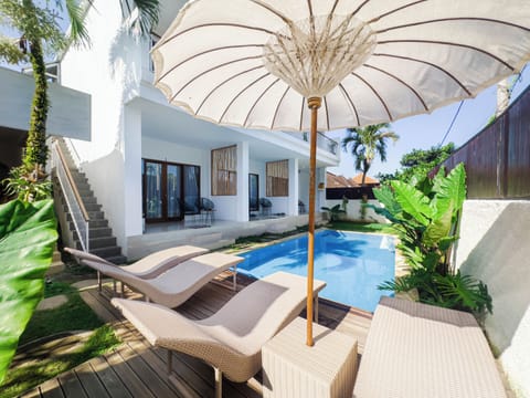 Indoor pool, sun loungers