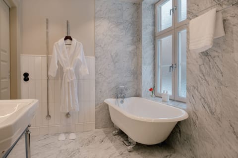 Suite | Bathroom | Free toiletries, hair dryer, heated floors, towels