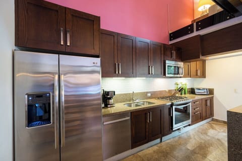 Full-size fridge, microwave, oven, stovetop