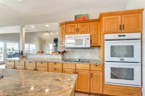 House (3 Bedrooms) | Private kitchen | Microwave, oven, stovetop, dishwasher