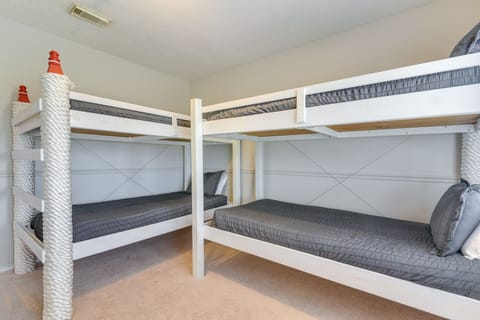 3 bedrooms, laptop workspace, iron/ironing board, bed sheets