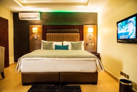 Deluxe Room | 1 bedroom, premium bedding, in-room safe, individually decorated