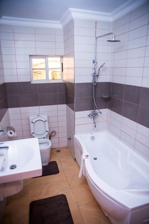 Presidential Suite | Bathroom | Combined shower/tub, free toiletries, hair dryer, towels