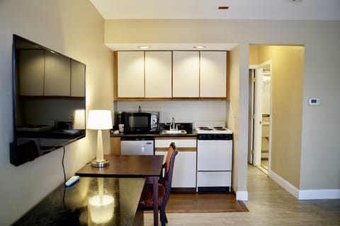 Basic Apartment | Private kitchen | Mini-fridge, microwave, coffee/tea maker