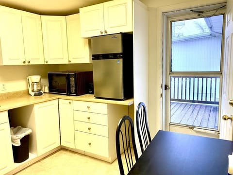 1 Queen with Kitchenette | Desk, soundproofing, iron/ironing board, free WiFi